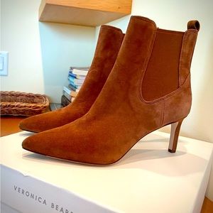 NIB Veronica Beard suede Leeland Booties - Size 7M - Color: Chestnut